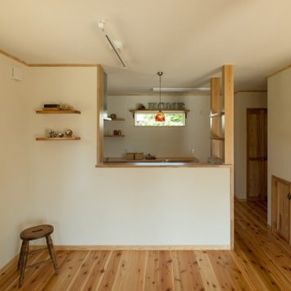 小物の魅力が際立つシンプルデザインの家の施工事例イメージ画像