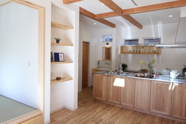 造作の棚でデコレーションを楽しめる家の施工事例イメージ画像